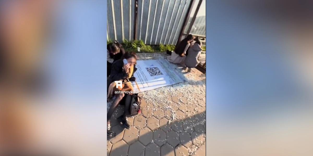 Автомобиль влетел в остановку в Астане. Водителя задержали