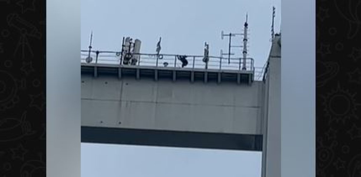 Мужчину сняли с моста в Семее