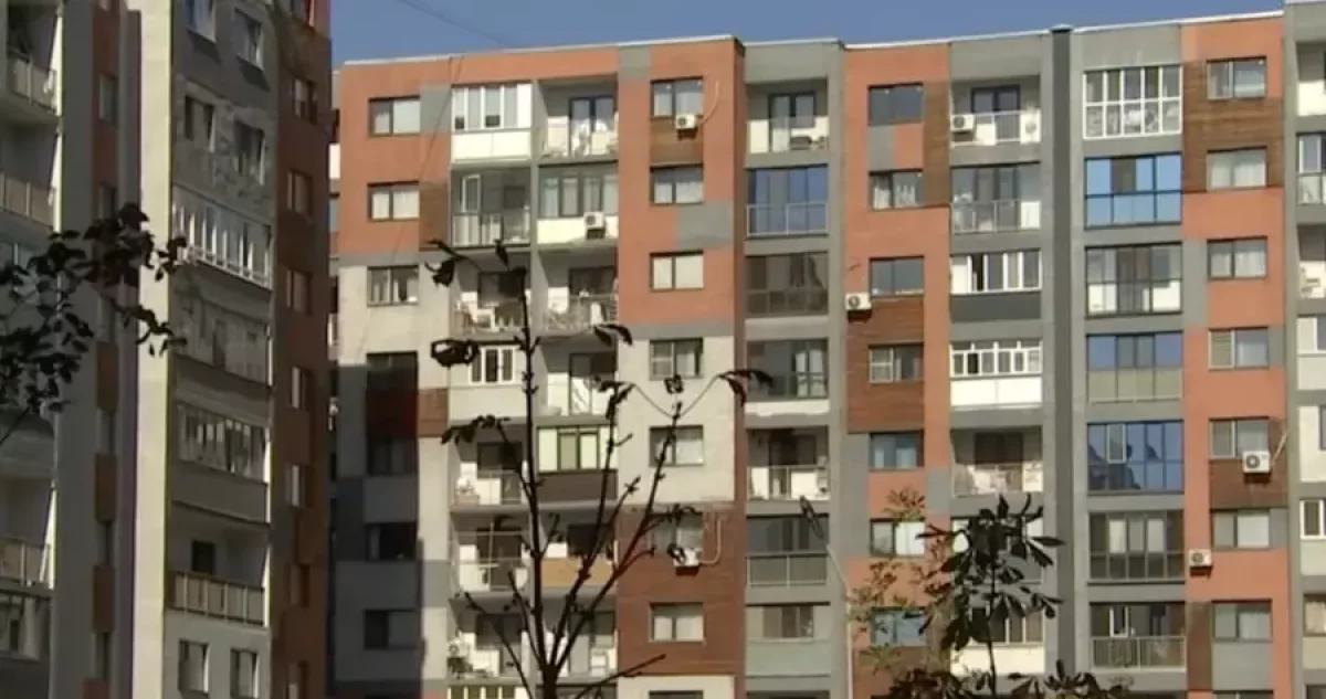 "Қызымның кінәсі жоқ". Алматыда анасымен бірге тұрған жас жігіттің қолынан қаза тапқан баланың әжесі сұхбат берді