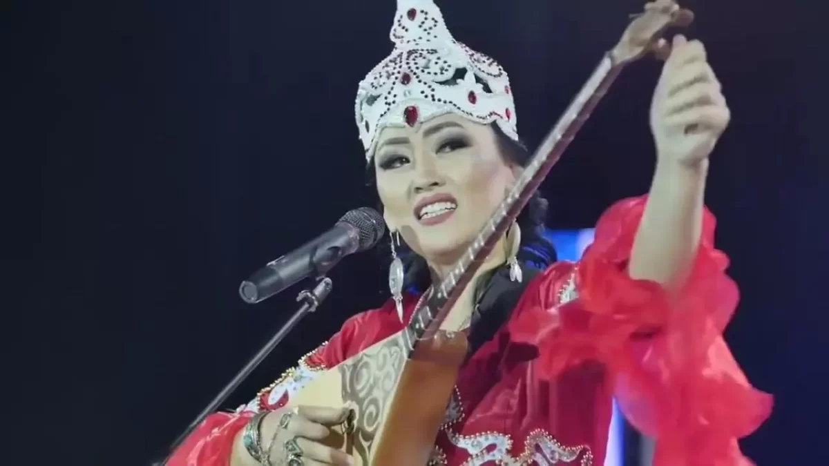 "Үстіңнен таптап өтіп кетеді": Наркенже Серікбаева өнерде өзіне қорған болған әншінің есімін атады