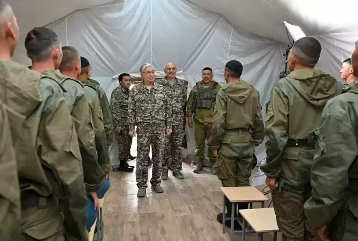 Мемлекет басшысы далалық әскери лагерьде сарбаздармен әңгімелесті