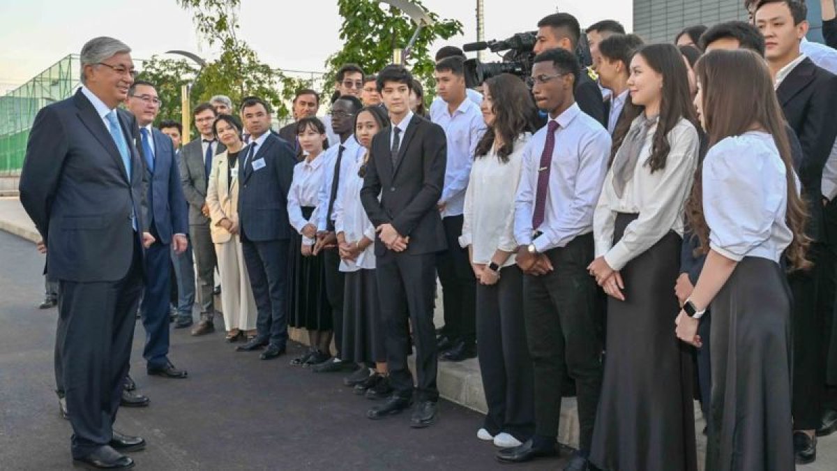 Елімізде оқып жатқан анголалық студент Мемлекет басшысымен қазақ тілінде сөйлесті