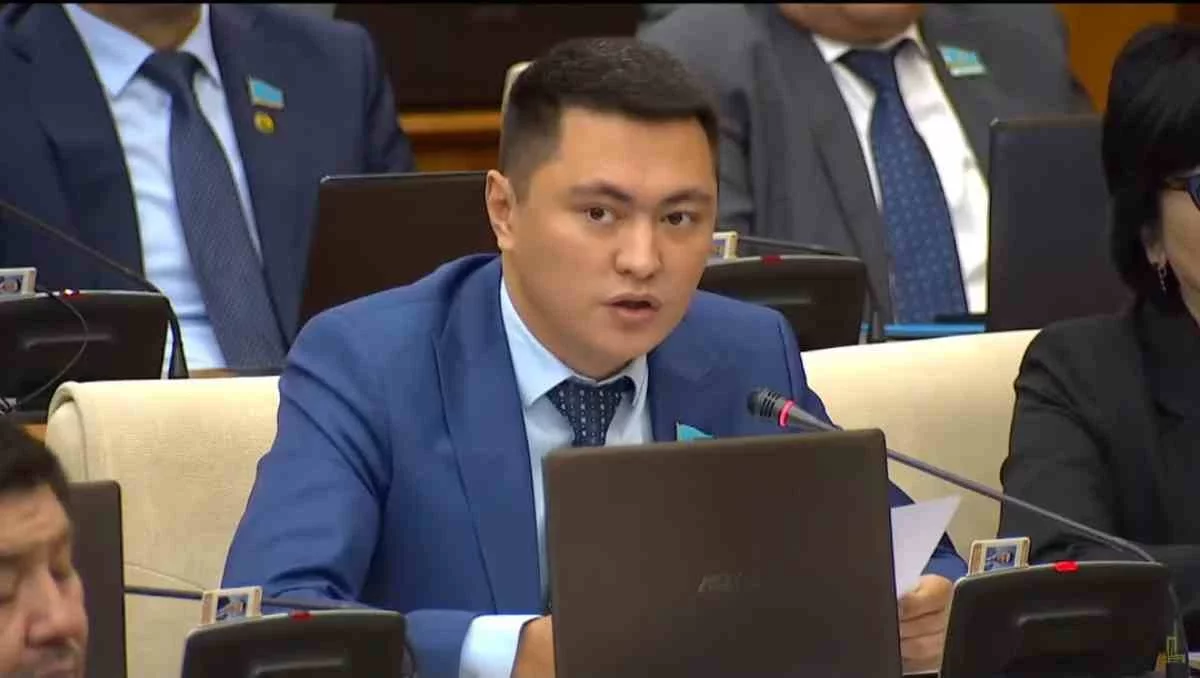"Жастар далада қалып жатыр”: Депутат Мұқаев жалдамалы пәтерді жастарға сатуды ұсынды