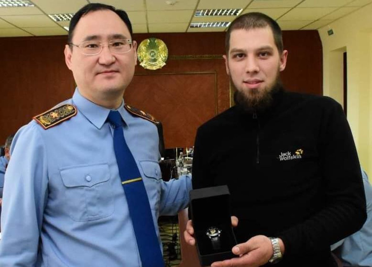 Скрутил грабителя: карагандинца наградили в полиции
