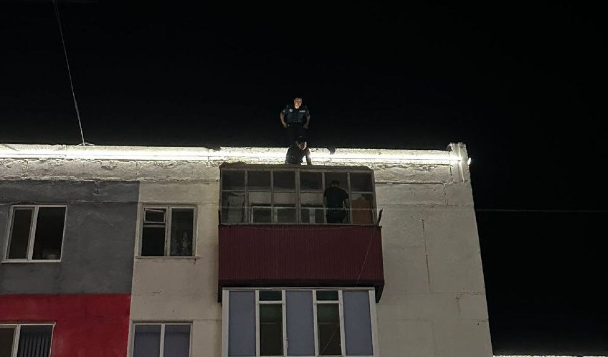 Полицейский спас жительницу Хромтау от прыжка с пятого этажа