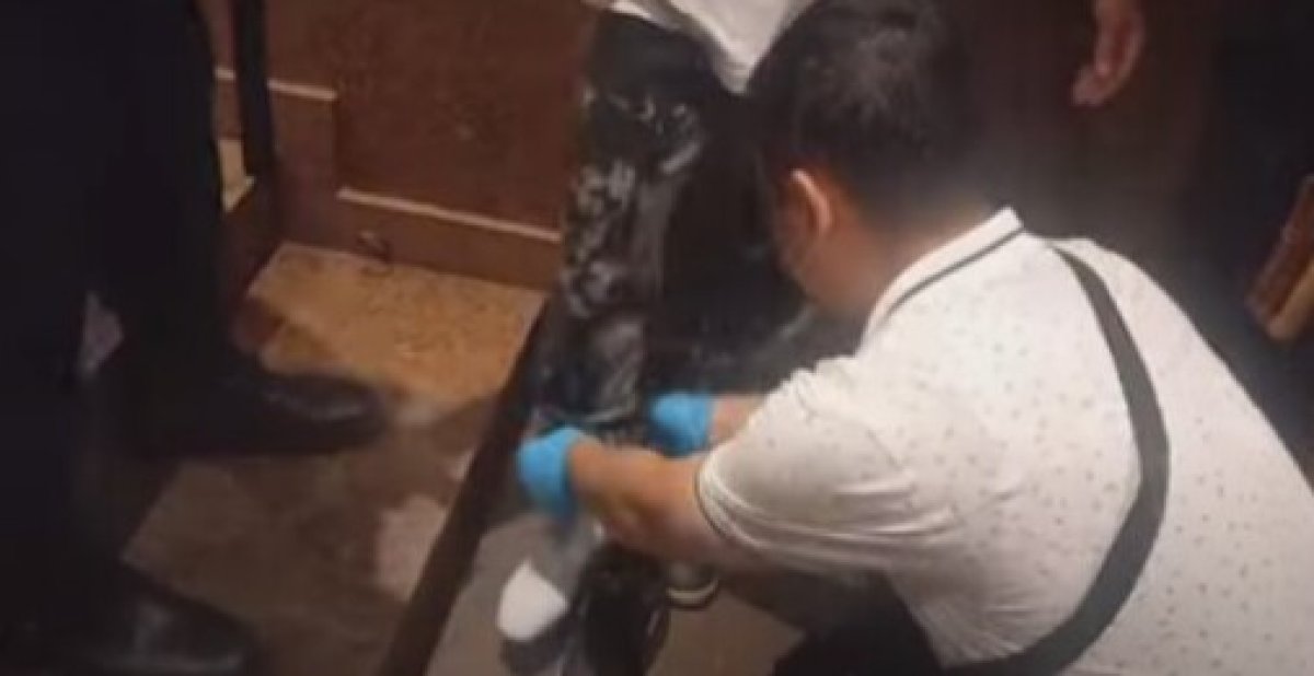 Наркотики в носках нашли у посетителей шымкентского клуба