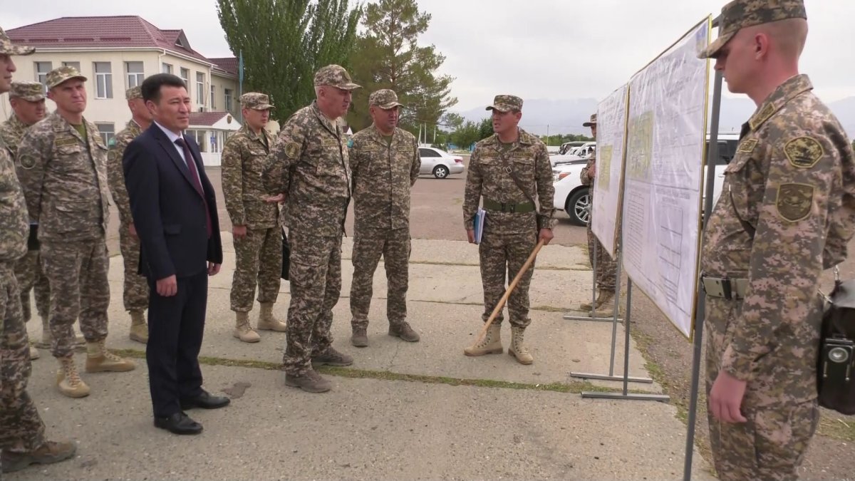Министр обороны наградил военнослужащих по итогам учений «Батыл тойтарыс-2023»