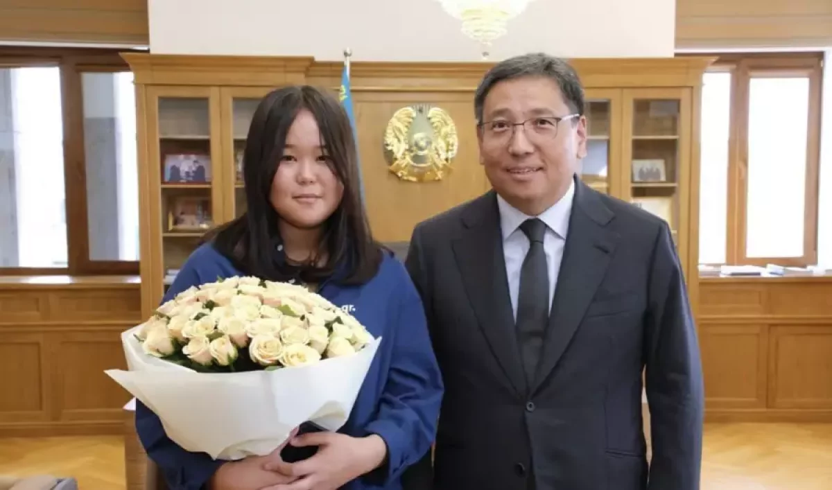 "Қарт адамды кемсіткенде шыдай алмадым". Автобуста зейнеткерге араша түскен қыз марапатталды