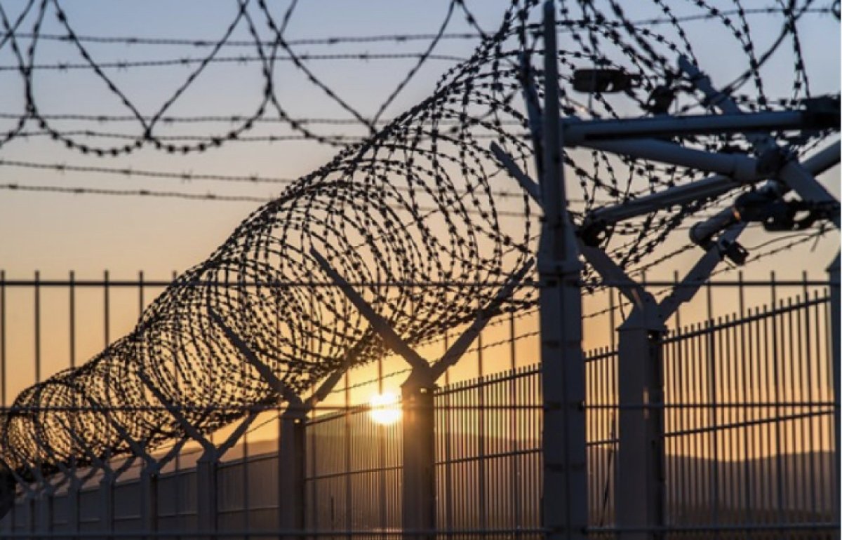 Больше недели ищут сбежавшего убийцу из колонии в США