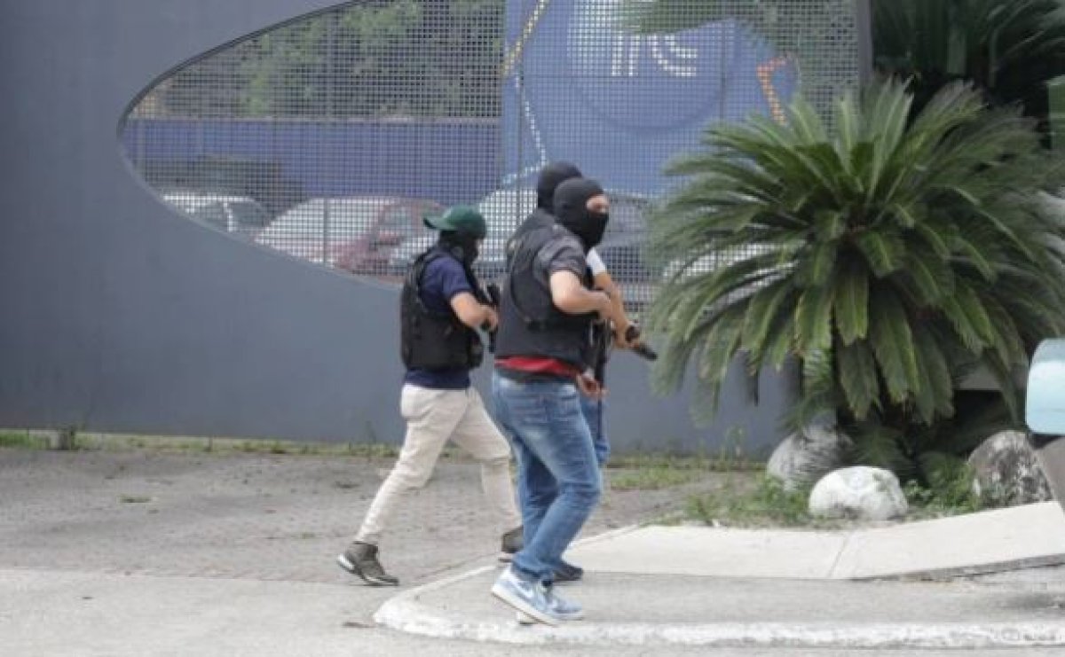 Ведущих телеканала взяли в заложники в прямом эфире в Эквадоре