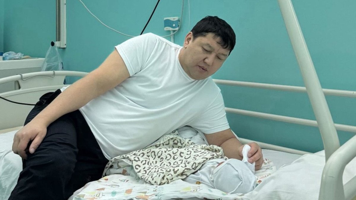 Шұлық киген қыздар байланған