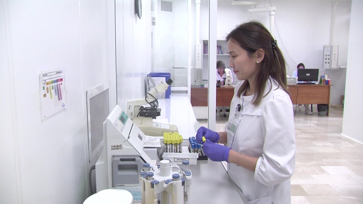 Қыз жігіттің аузына зейін қояды (видео)