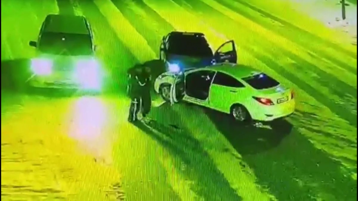 Такси жүргізушісі полицейлердің қызметтік көлігін әдейі соқты