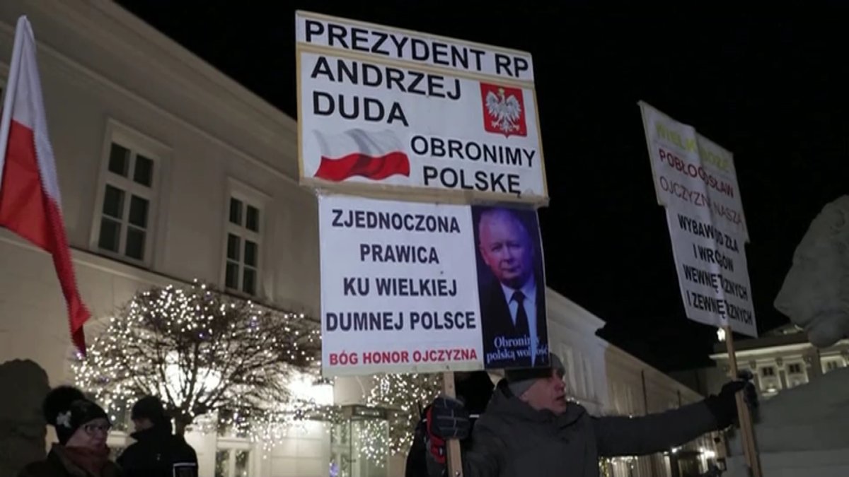 Польша разделилась на два лагеря из-за ареста двух экс-чиновников и депутатов правящей партии