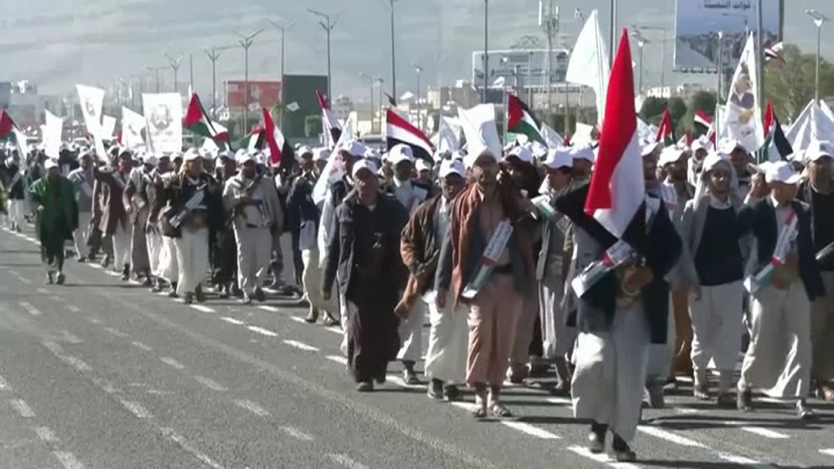 Авиация и боевые корабли США и Великобритании обстреляли военные объекты в Йемене