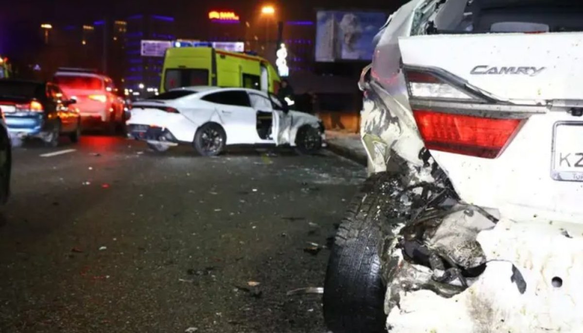 Алматыда бір жерде екі жол апаты болып, адамдар зардап шекті