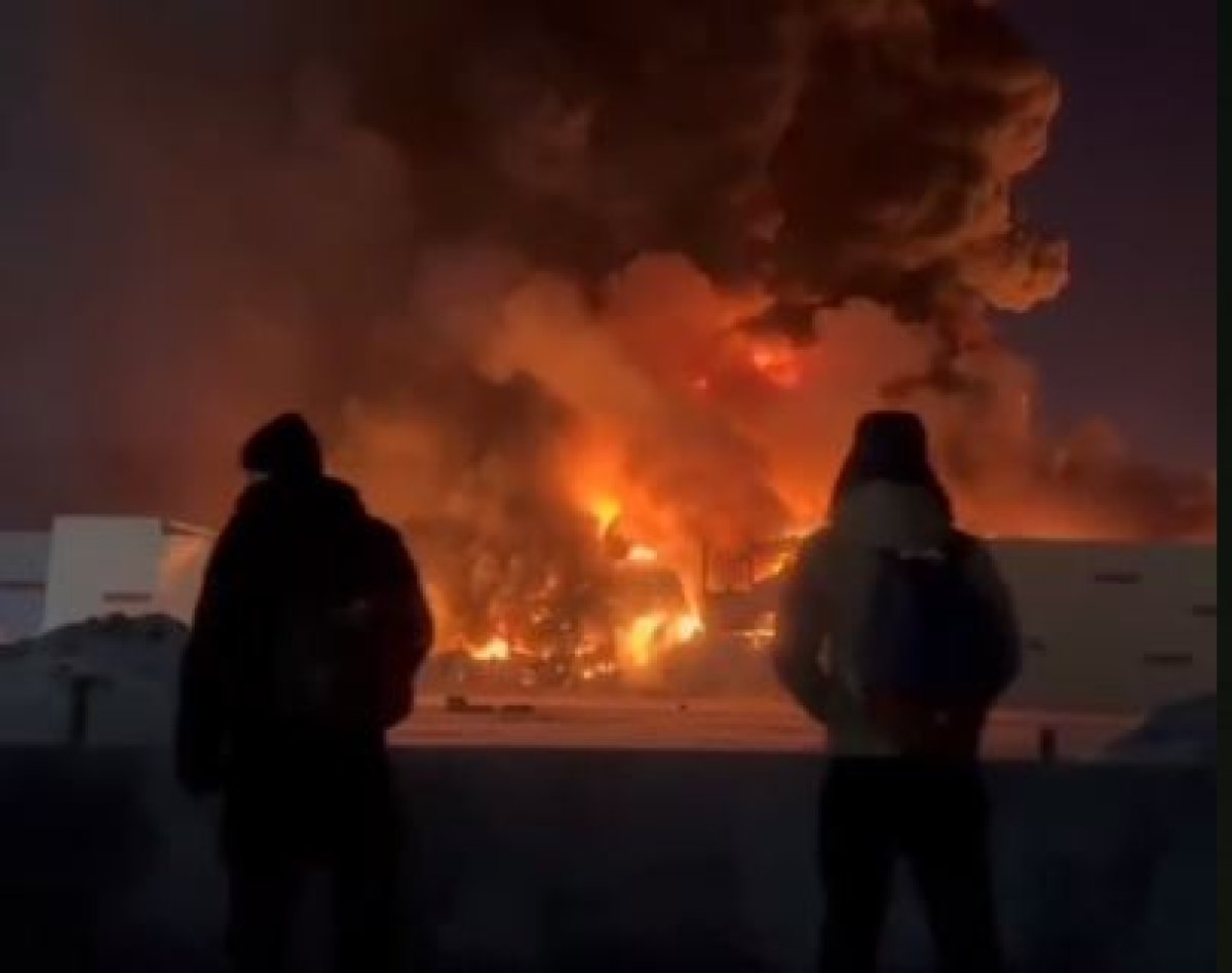 Вторые сутки спасатели МЧС тушат сгоревший склад Wildberries в Петербурге