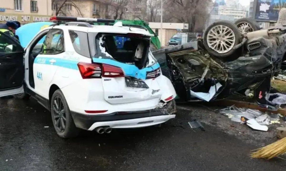 Алматыда полицейлер мінген көлік апатқа ұшырады