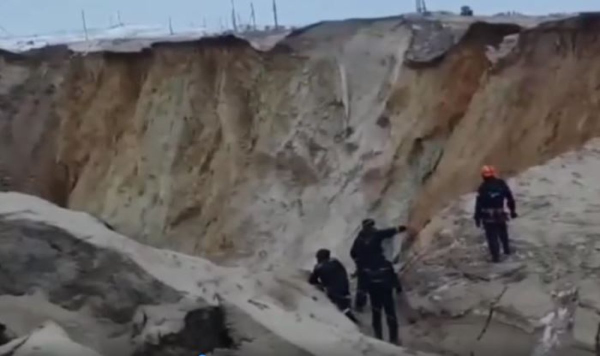 Вторую неделю продолжаются поиски провалившегося под землю автобуса