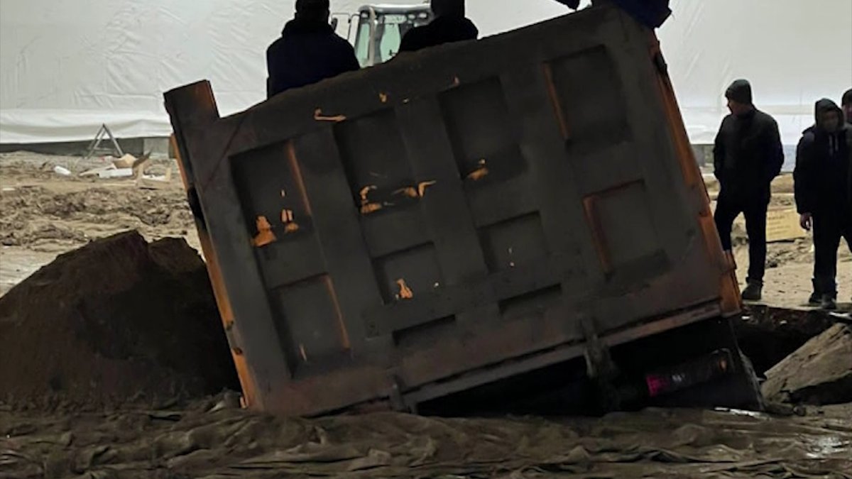 Алматының қақ ортасында жүк көлігі шұңқырға түсіп кетті