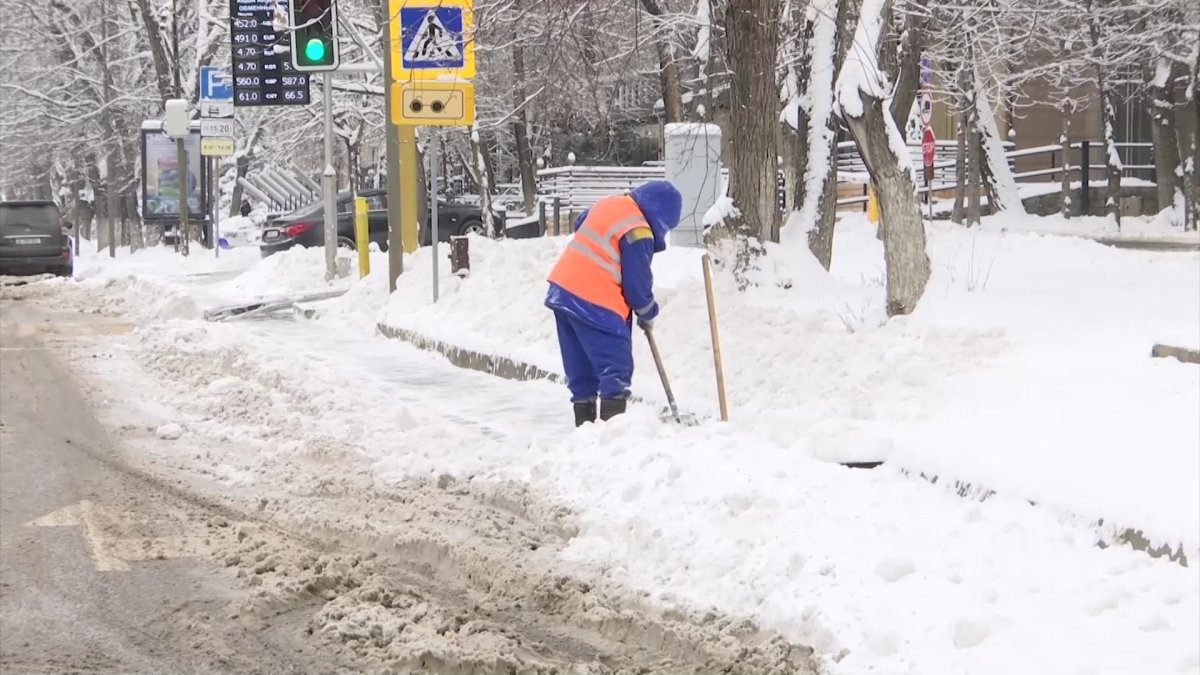 Десятибалльные пробки и ДТП: коммунальщики Алматы вновь подверглись критике из-за обильного снегопада