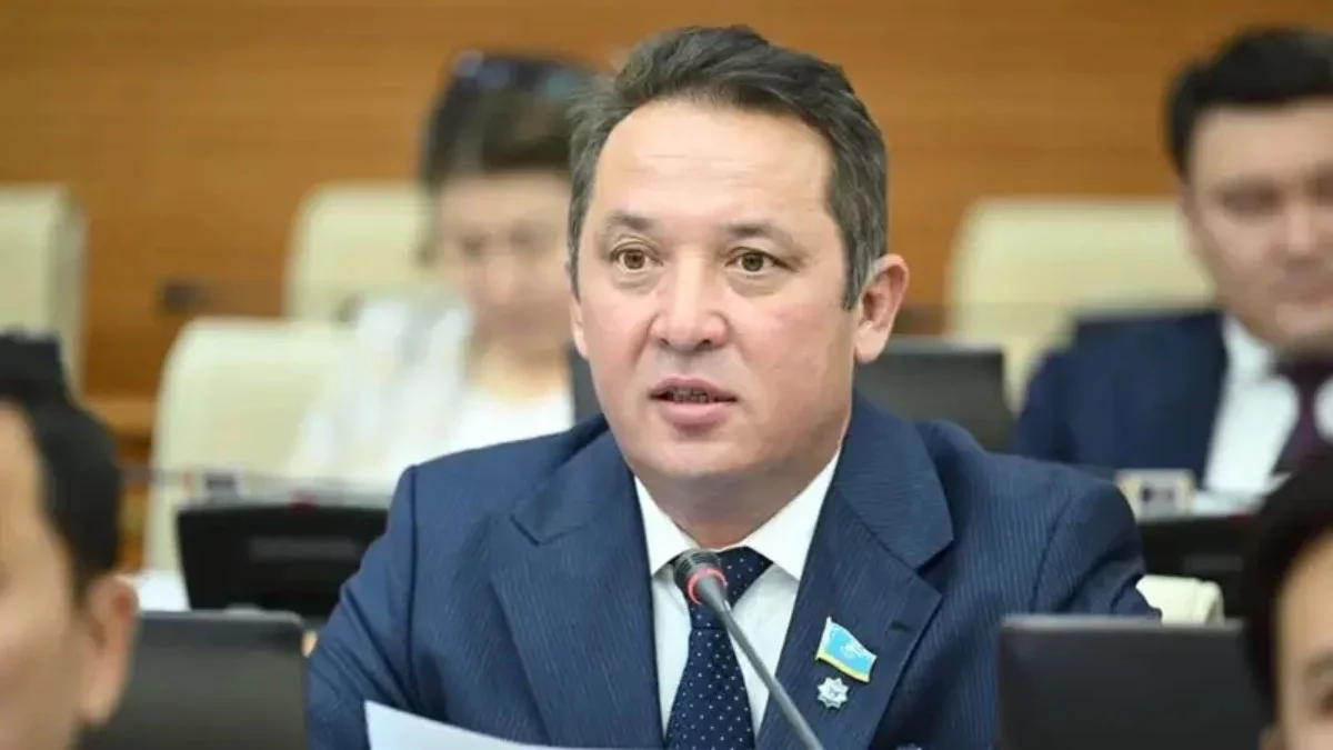 «Күнін әрең көріп жүргендерге салық салып жатырсыздар»: Депутат мобильді аударым мәселесін қайта қарауды талап етті