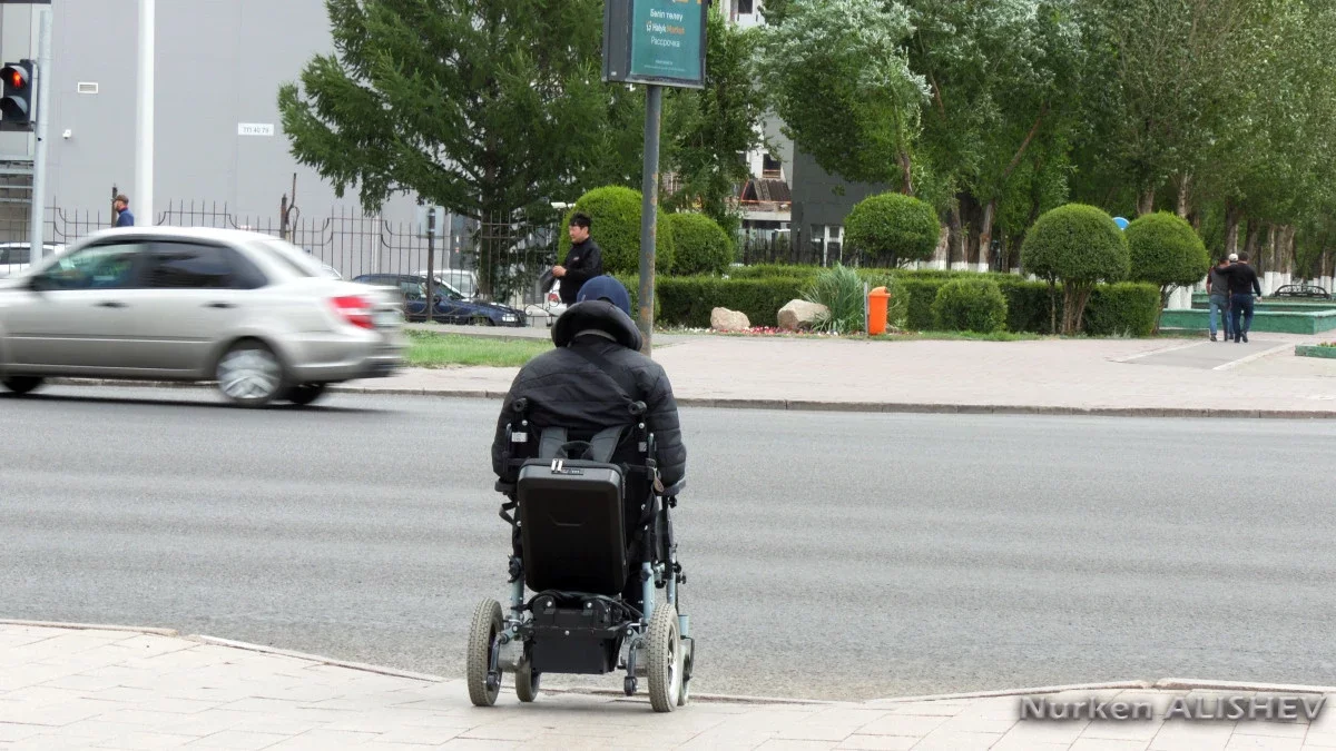 Астанада сот орындаушылар 30-ға жуық мүгедектің шоттарын бұғаттап тастаған