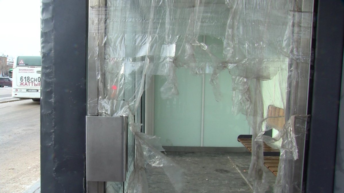 Жылы аялдамалар қаңғыбастардың мекеніне айналған