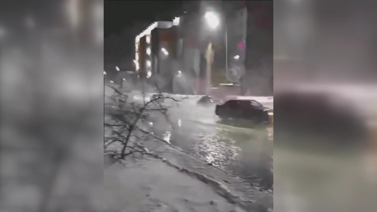 Ледяная река прокатилась по улице Петропавловска