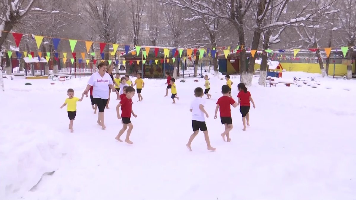 Ақтөбедегі балабақшалардың бірінде бөбектерді  қардың үстіне жалаң аяқ жүгіртеді