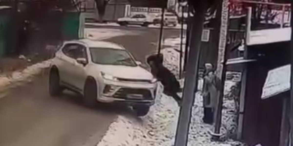 Школьница отделалась синяками после жуткого наезда авто в Алматинской области
