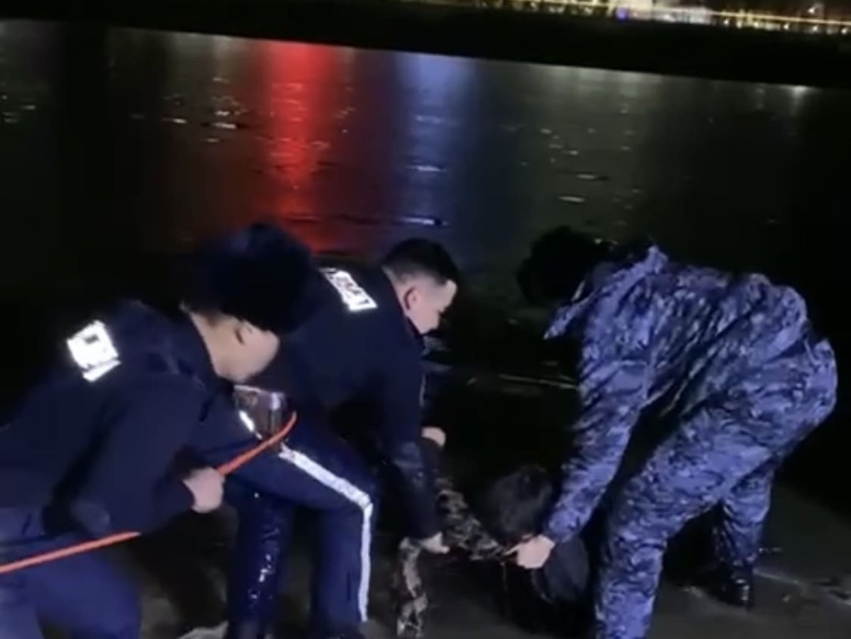 Провалившуюся под лёд девочку спасли в Атырау