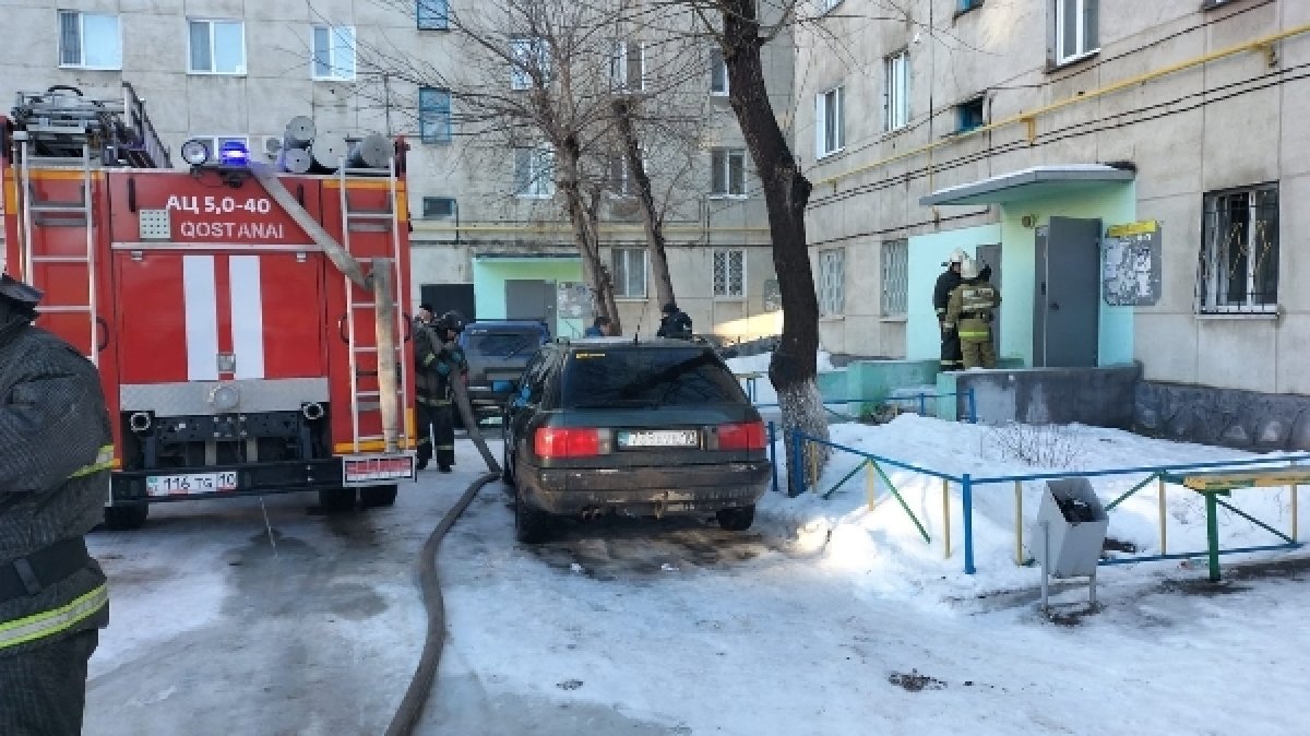 Костанаец обжёг лицо из-за загоревшейся ёлки