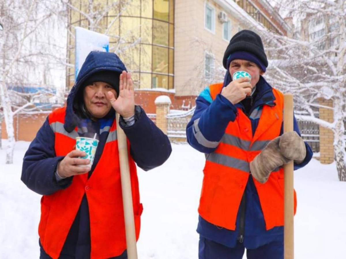 Снегопад в Астане: волонтеры угощают коммунальщиков баурсаками и чаем