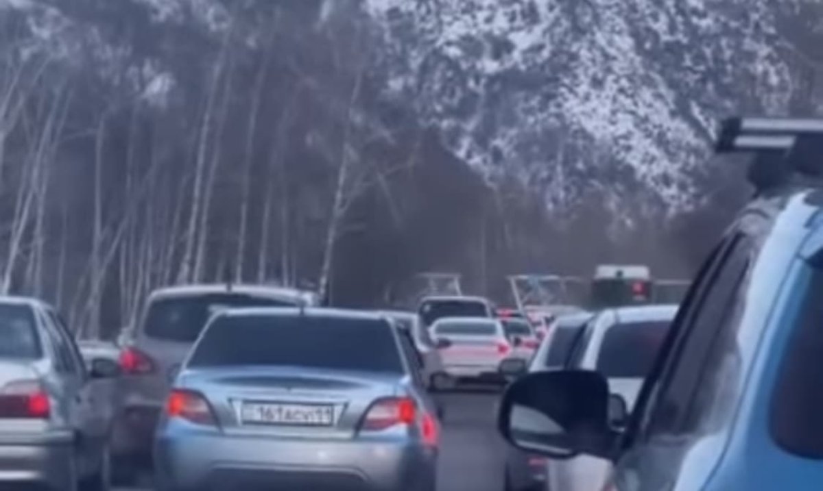 Полдня до Медеу: многокилометровые пробки в горах сняли алматинцы