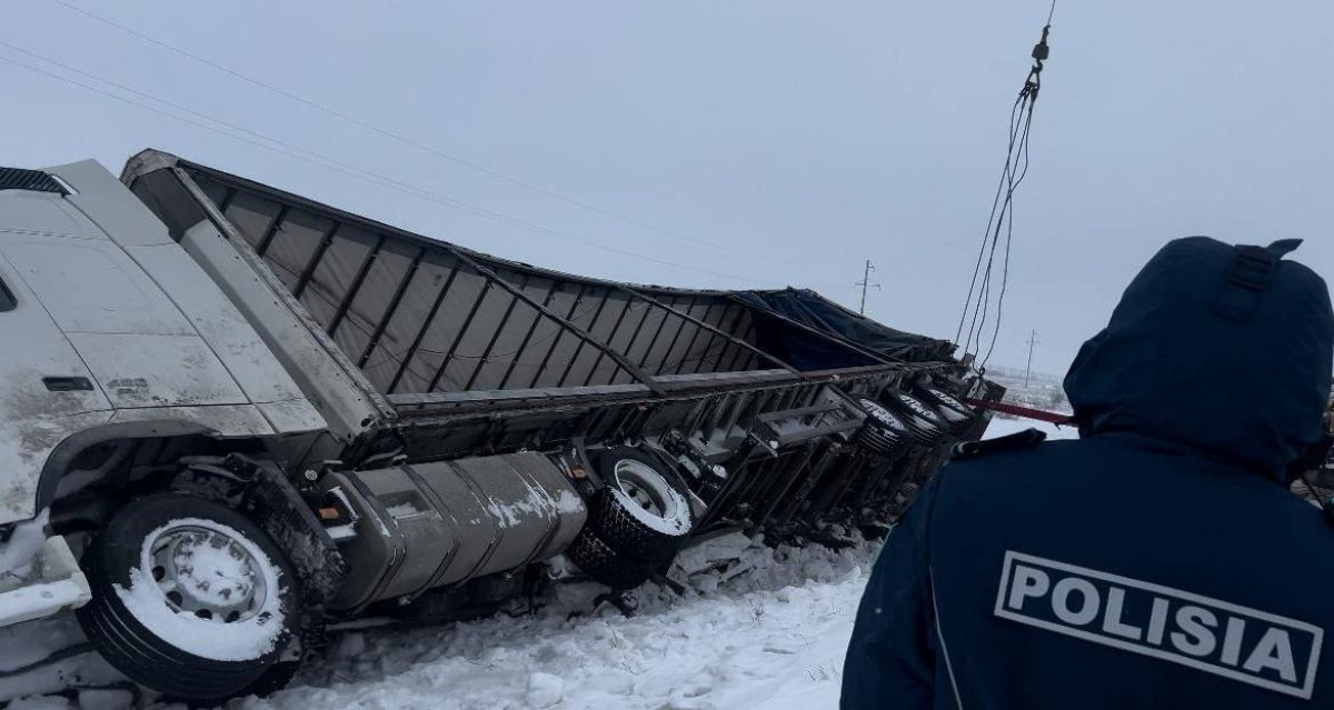 Грузовик с 20 тоннами чечевицы опрокинулся в Акмолинской области