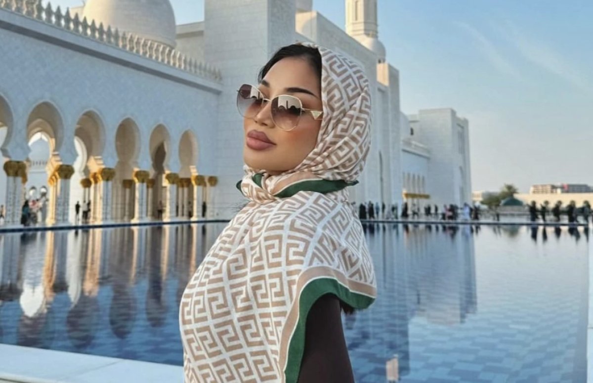 «Бәрібір жәннатқа кірмейсің»: Хиджаб киіп, мешіт аралаған Say Mo елден сөз естіді