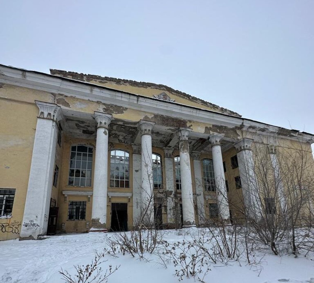 Исторический дворец превратили в руины в Темиртау