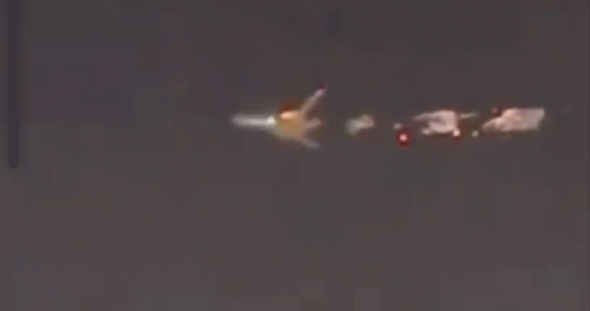 Желіде аспандағы ұшақтың жанып бара жатқан видеосы тарады