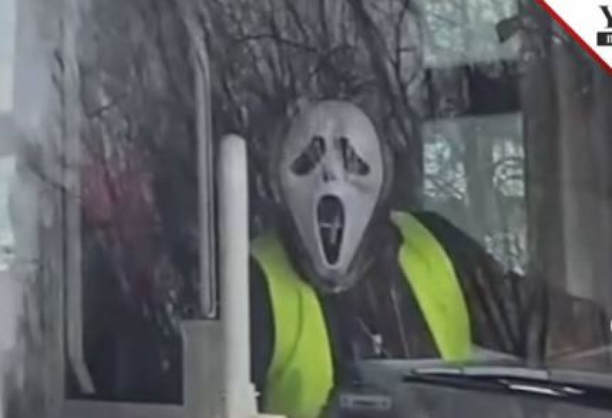 В Усть-Каменогорске уволили водителя, который работал в маске "лицо призрака"