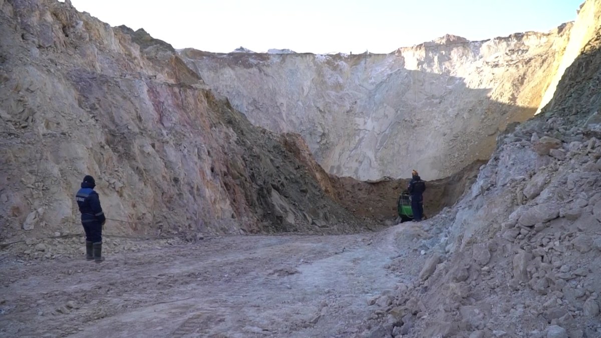 Автобус провалился под землю в Павлодарской области: родные просят привлечь зарубежных специалистов