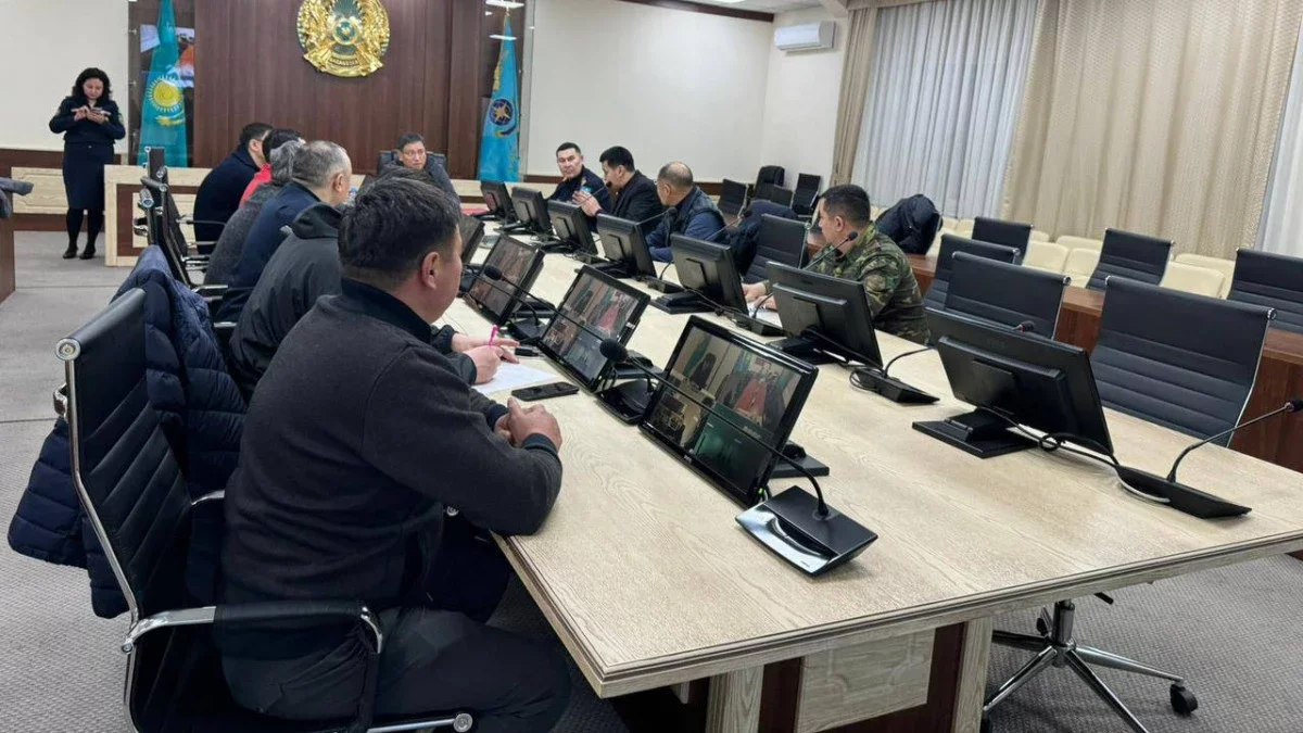 Ерболат Досаев жедел штабтың шұғыл отырысын өткізуде