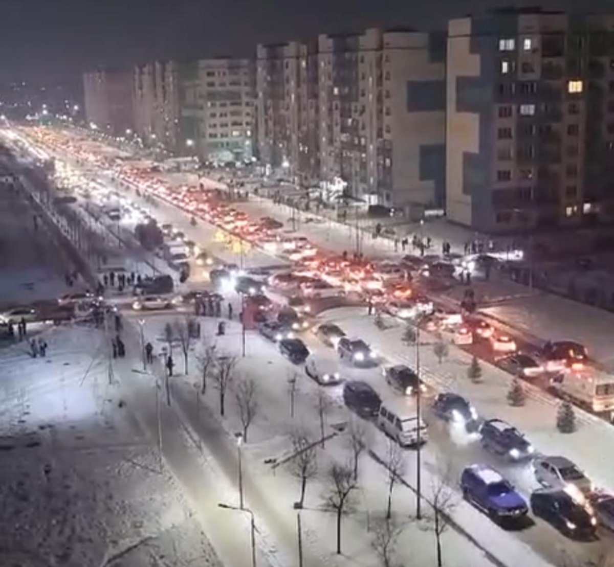 Алматылықтар жаппай қаладан кетіп жатыр