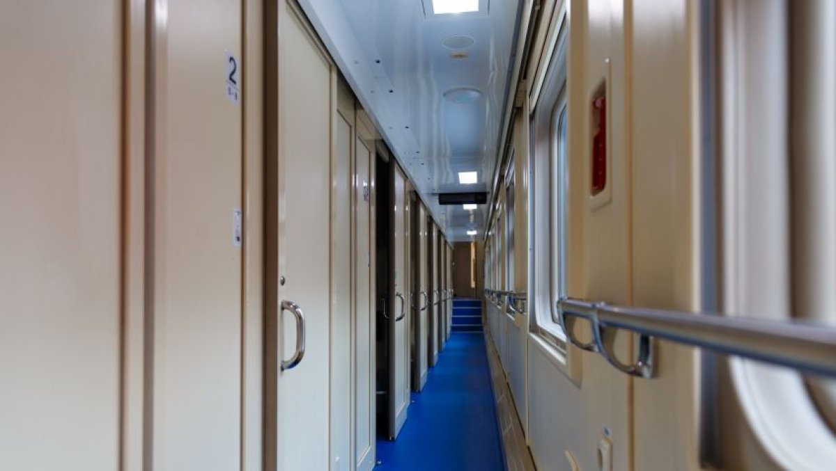 Спал голым и пили: трех мужчин сняли с поездов за нарушение общественного порядка