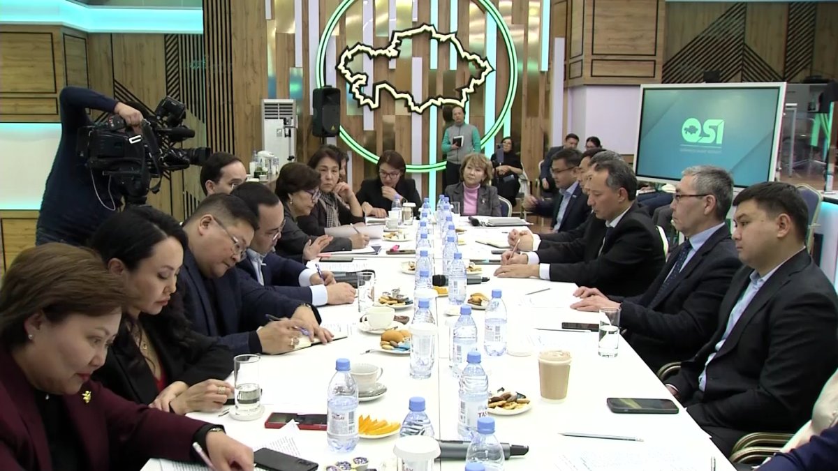 Партияның "TALQYLAU" алаңында сарапшылар 2024 жылға жасалған болжамдарды талқылады