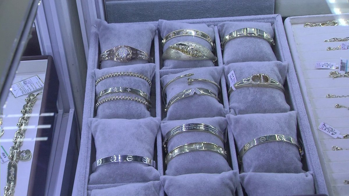 "Ақшаны банкте сақтағанша, алтын сатып алған тиімді", - экономист