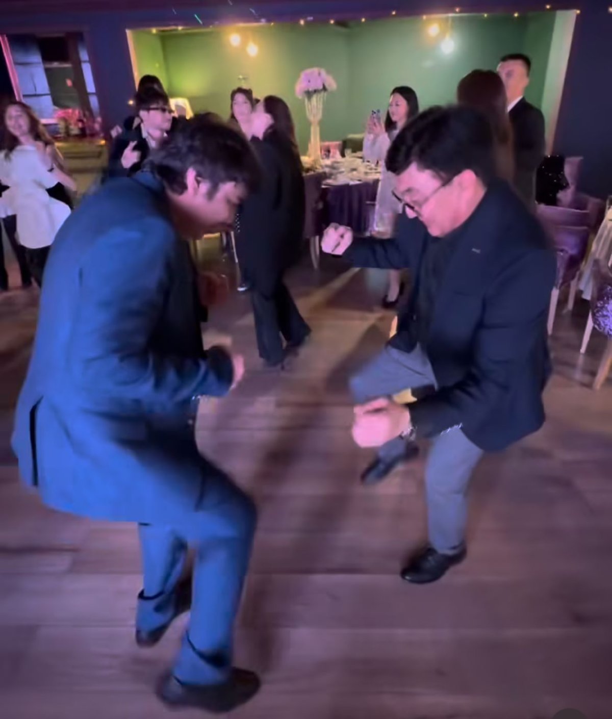 Мейрамбек пен Тоқтар ерекше биімен таңғалдырды