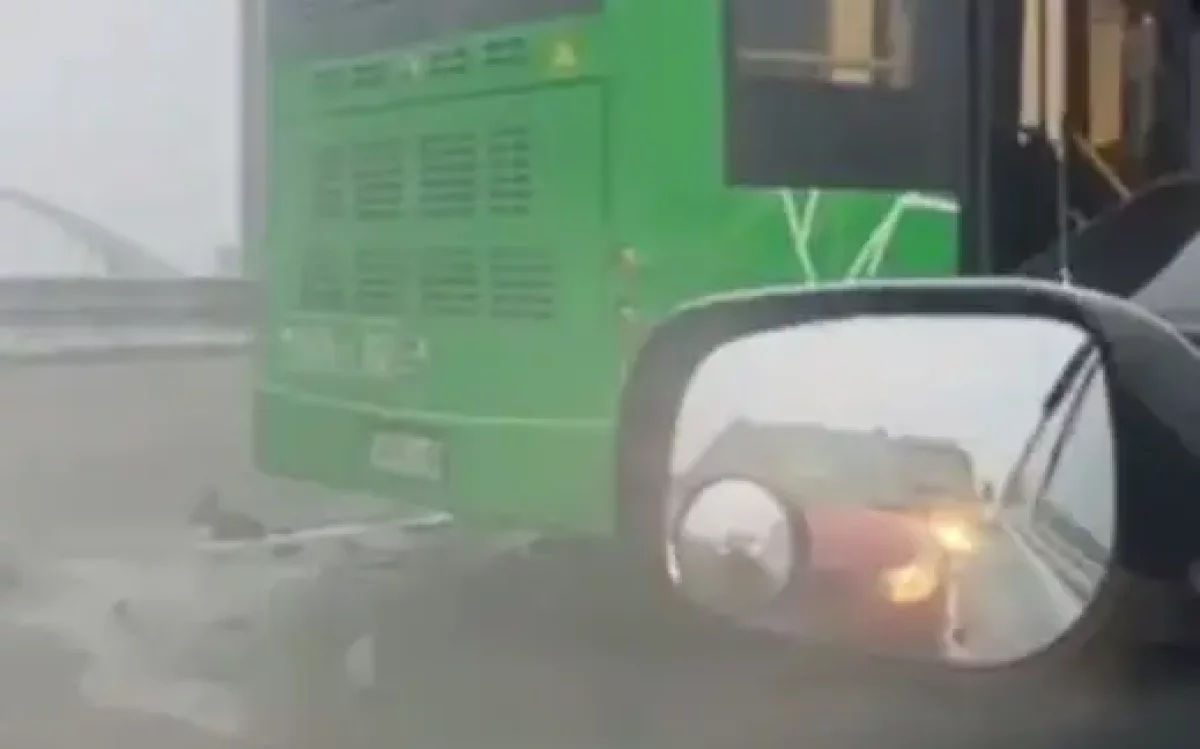 Алматыда жеңіл көлік автобусқа соғылып, бір адам қаза тапты
