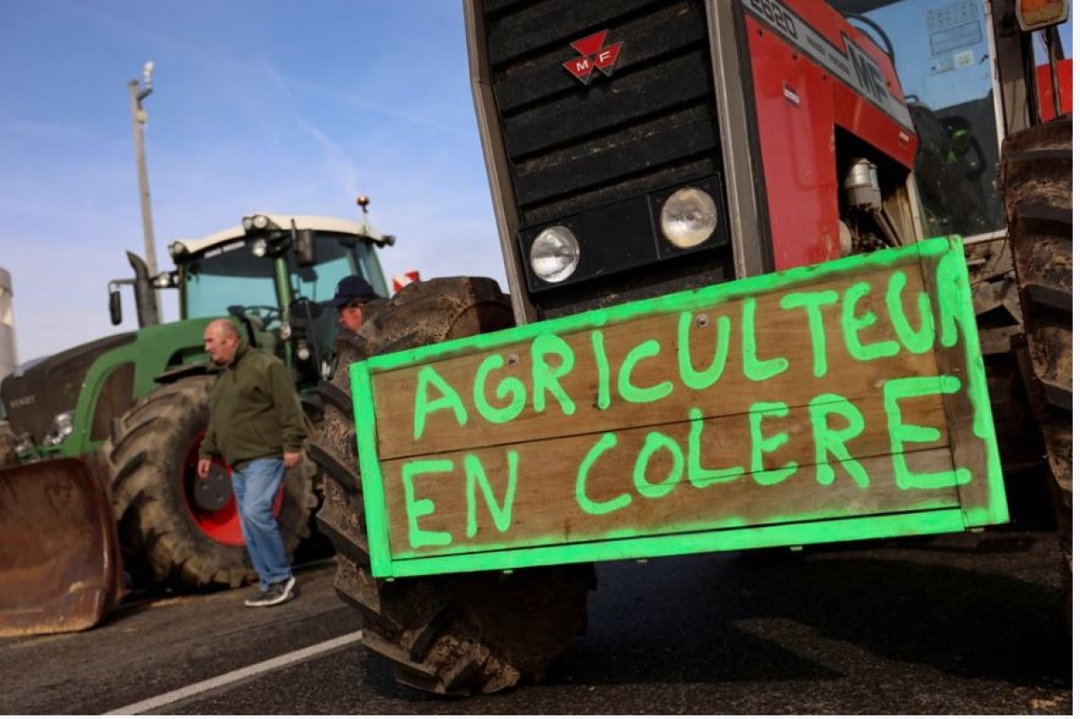 На протестах во Франции погибла 12-летняя школьница: разъяренные фермеры объявили блокаду Парижа