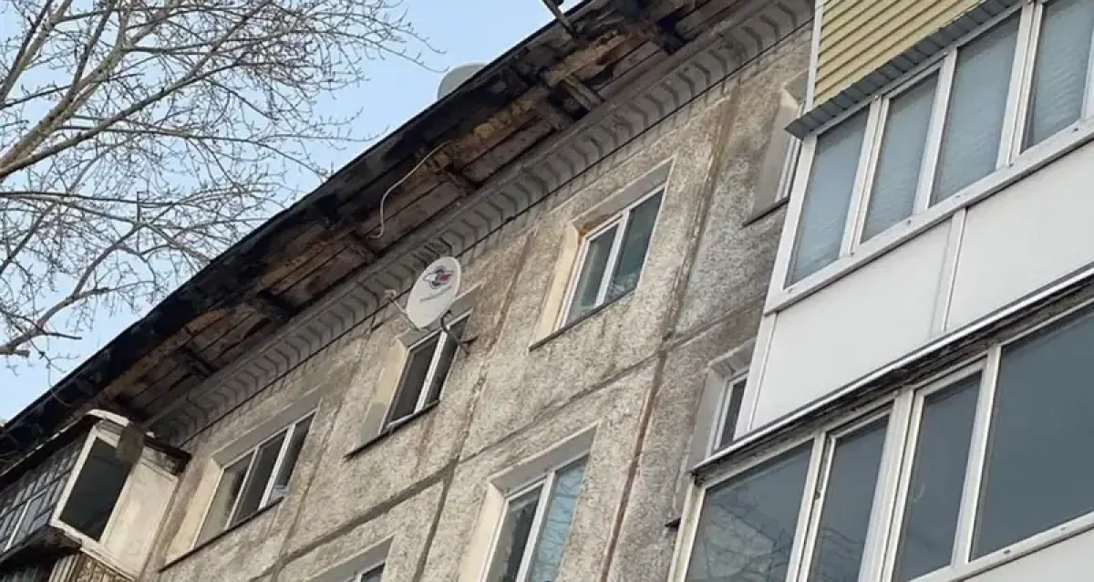 Петропавлда көпқабатты үйдің шатыры опырылып түсті